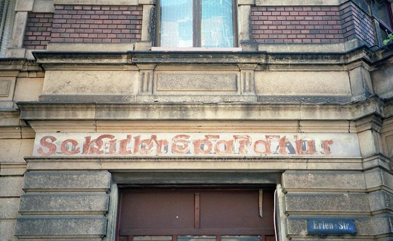 Dresden-Äußere Neustadt, Erlenstr. 17, 20.4.1996 (2).JPG - GLASEREI / darunter: Schuhreparatur (in Rot) / darunter: Schuh... (in Schwarz)